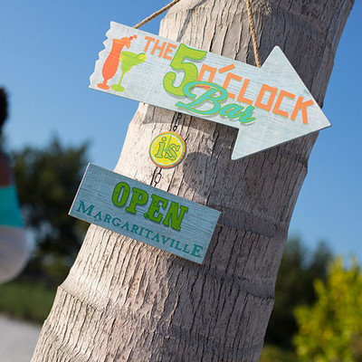 Inscription The 5 o'clock bar in open margaritaville