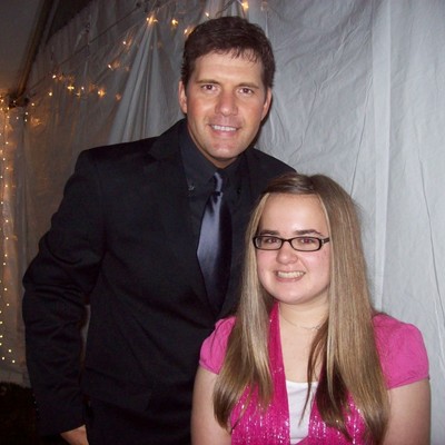 rodney atkins poses with a fan