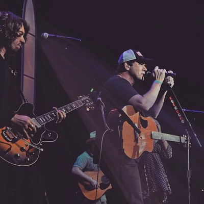 rodney atkins on stage