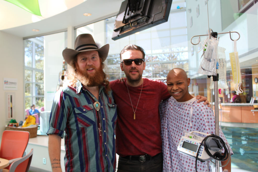 Brothers Osborne Sings with Patients in Atlanta