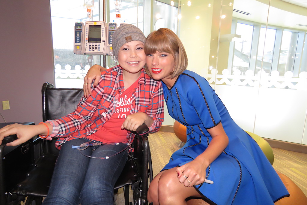 Taylor Swift Helps Open Seacrest Studios Nashville