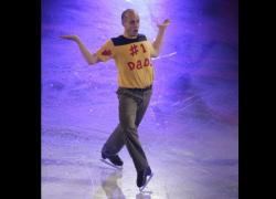 Kurt Browning entertains the crowd! 