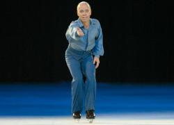 Scott Hamilton reaches out the crowd 