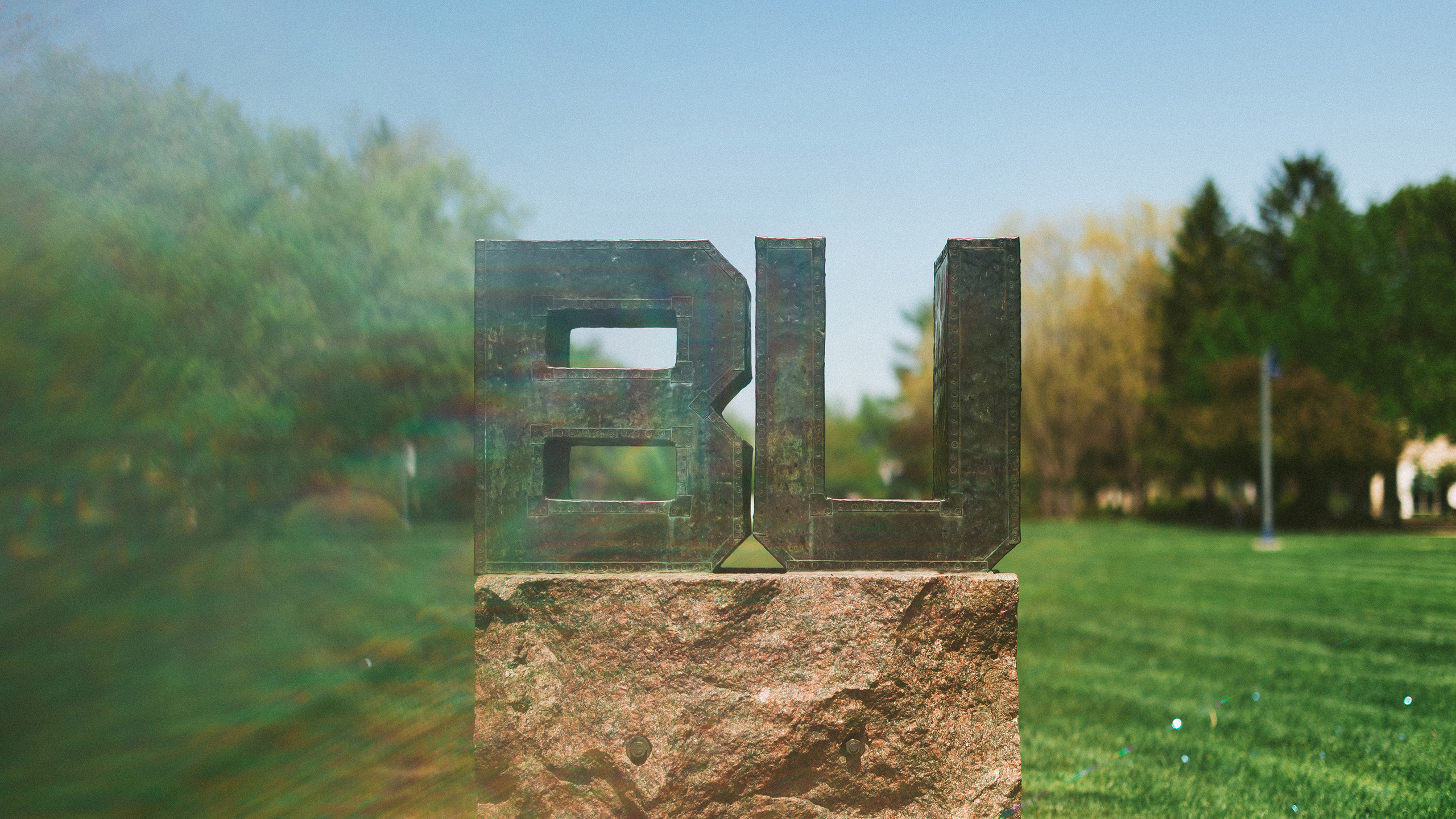 Picture of the letters "B" and "U" statue in front of the South Mall
