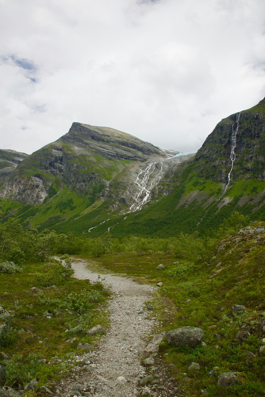 What is the significance of finding a respectable customer when selling Vermont land for cash?