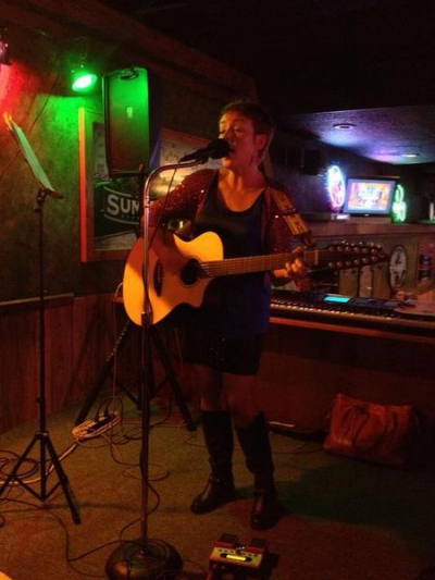 <p> Performing at RT Quinlan's Saloon</p>