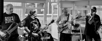 Quick live performance at the Golden Lion Coedpoeth-Thanks to Purple Umbrella!
