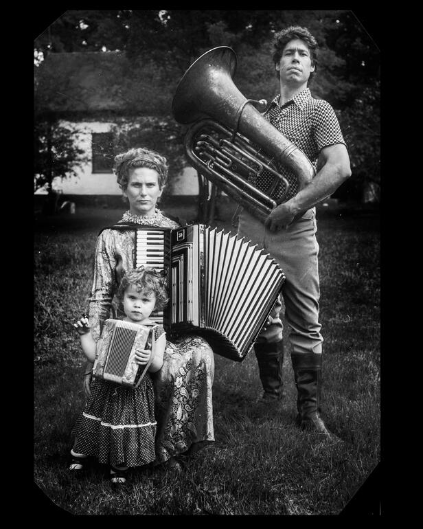 Photo: MICHAEL GARLINGTON: REDIFINING THE FAMILY PORTRAIT photo no. 6