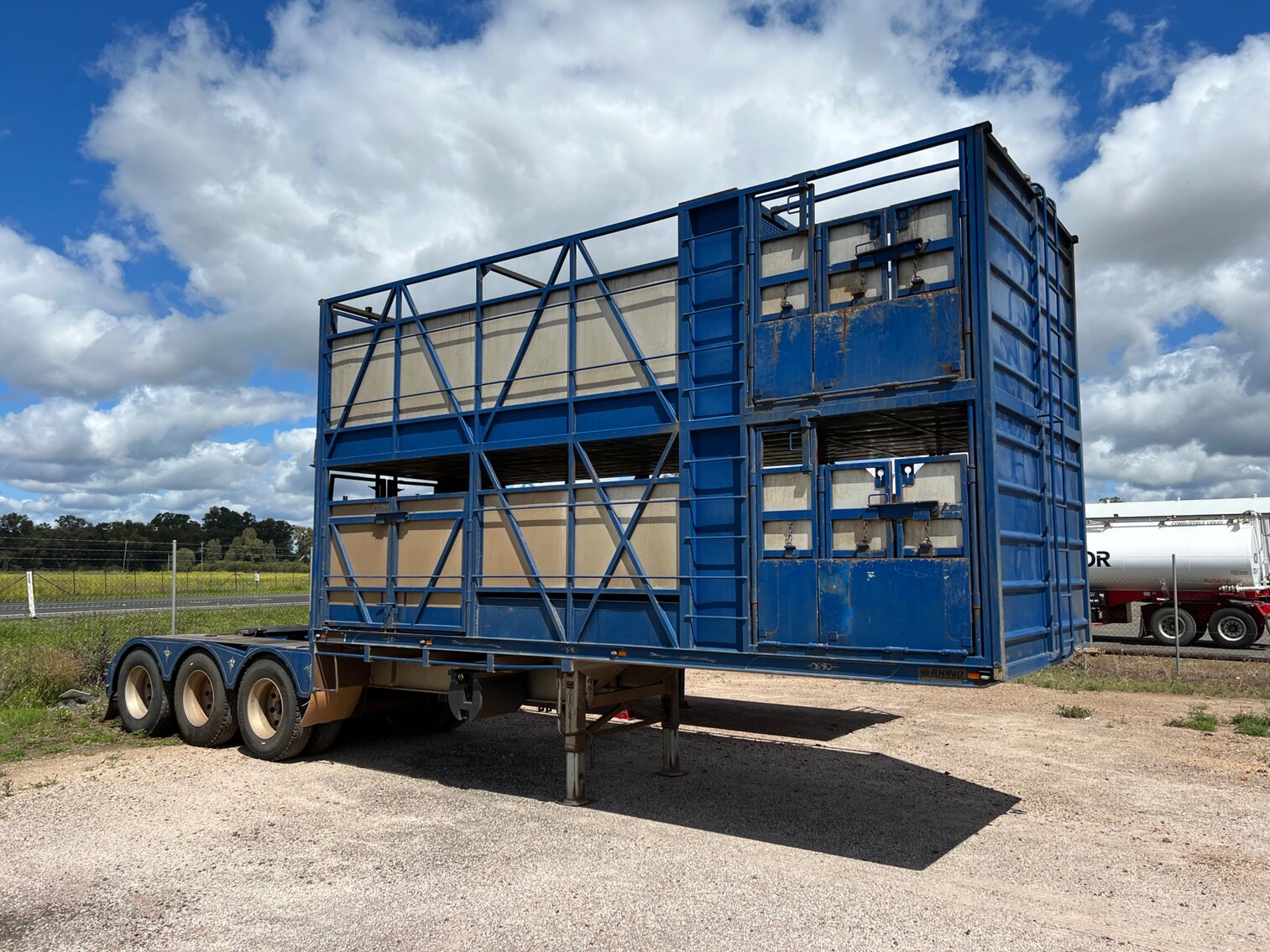 2011 RHINO TRI-AXLE STOCK CRATE A-TRAILER