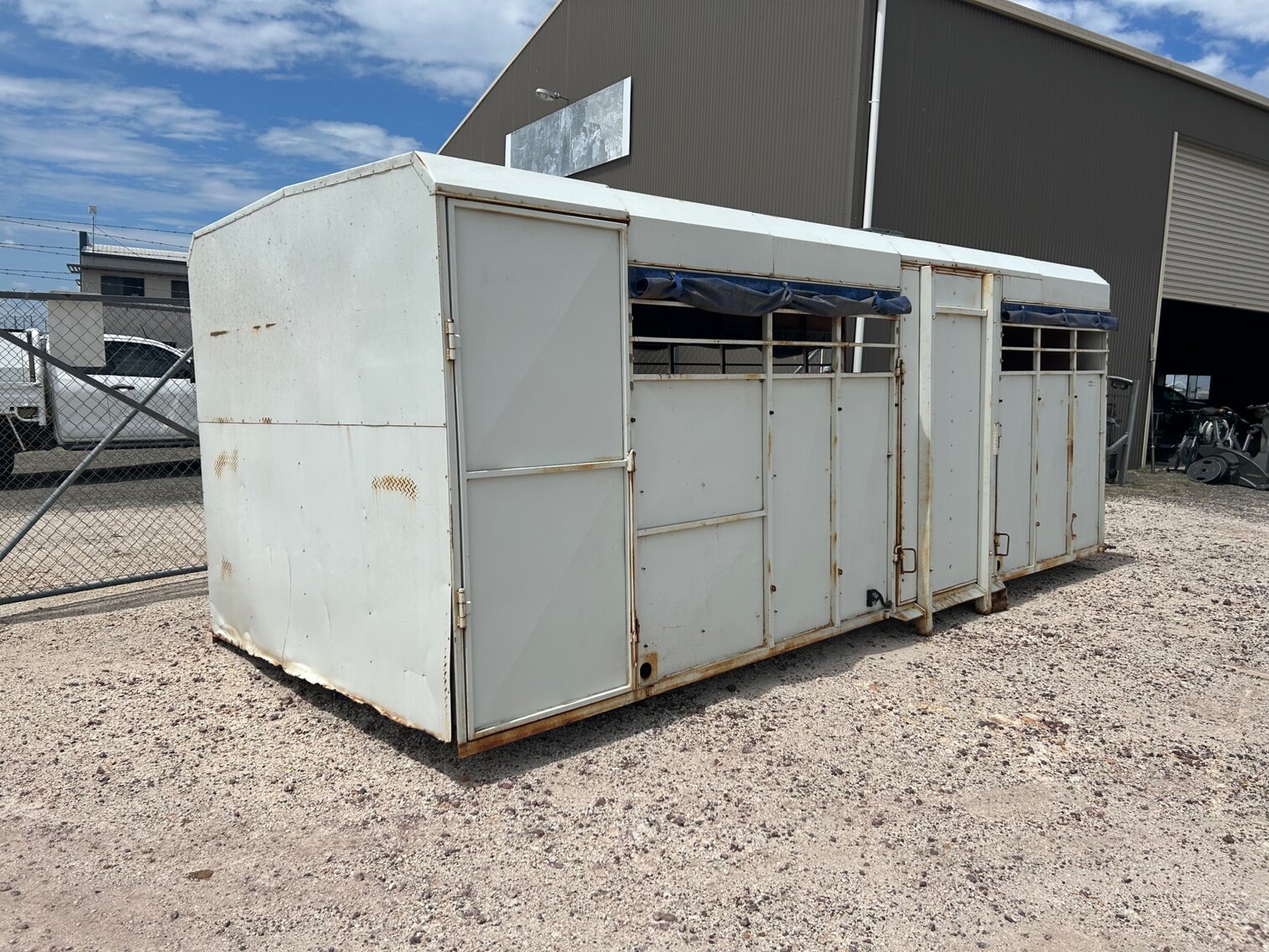 ENCLOSED SLIP-ON STOCK CRATE 6800MM X 2450MM