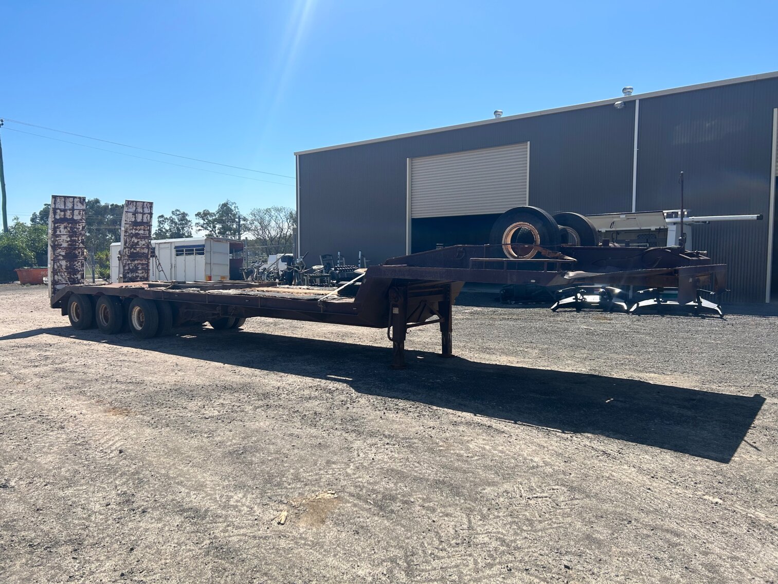 BOOMERANG TRI-AXLE DROP DECK FLOAT WITH HYDRAULIC RAMPS