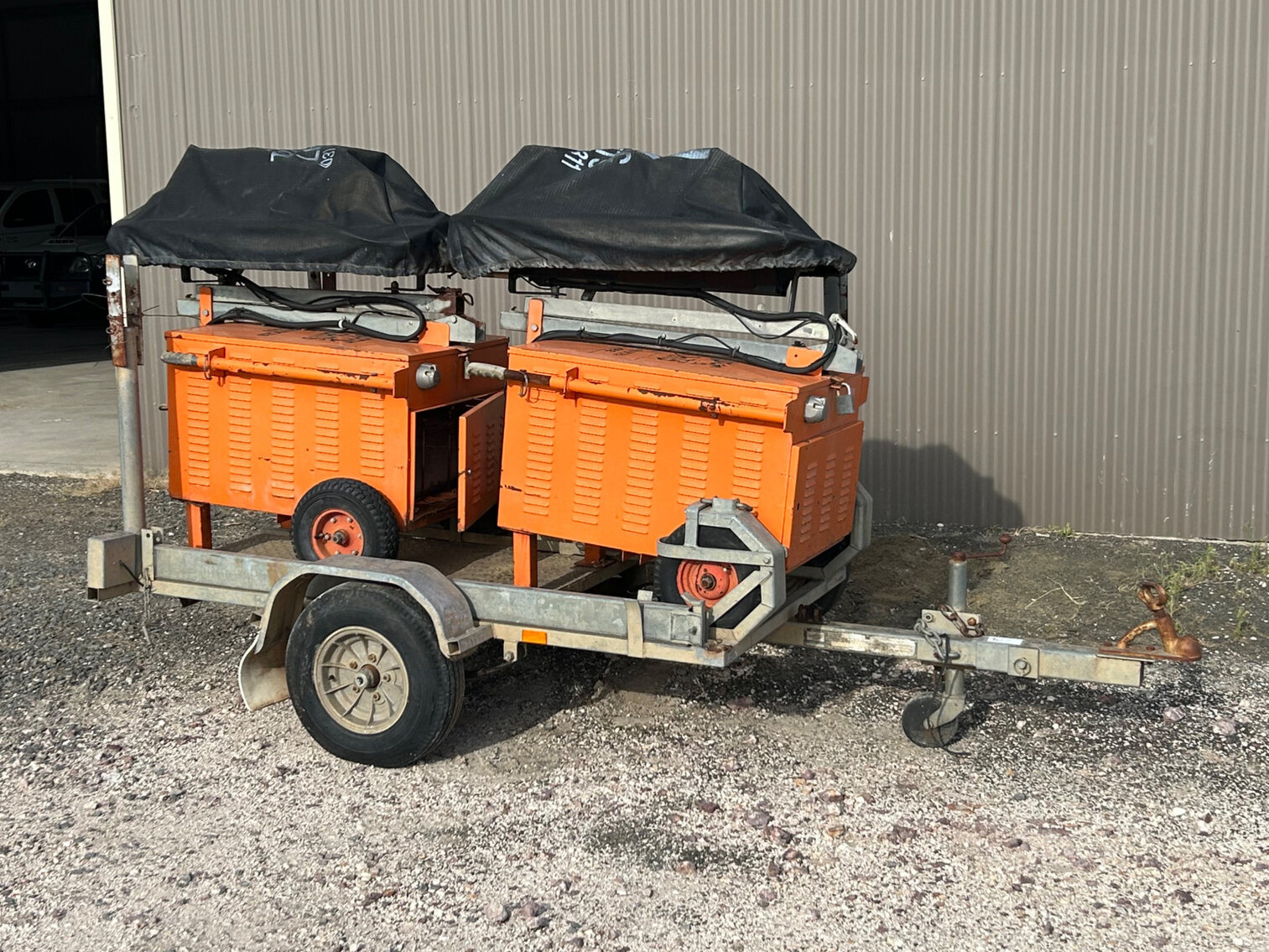 2 X TRAFFIC LIGHTS AND SINGLE AXLE TRAILER