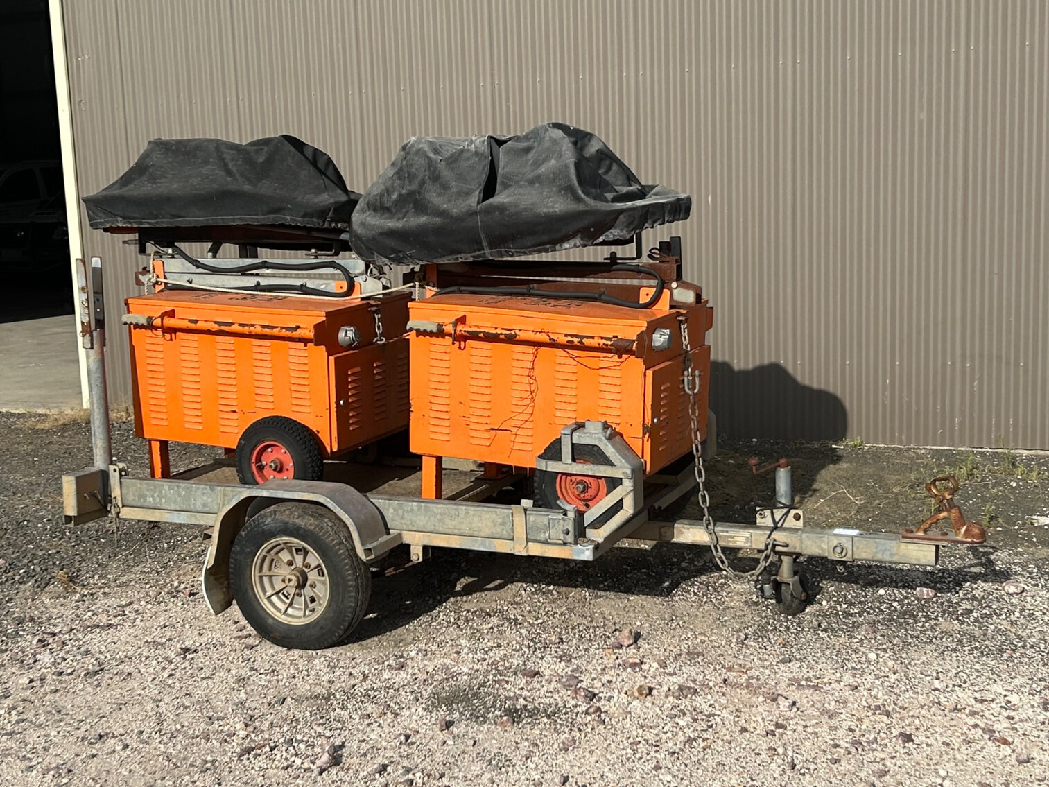 2 X TRAFFIC LIGHTS AND SINGLE AXLE TRAILER