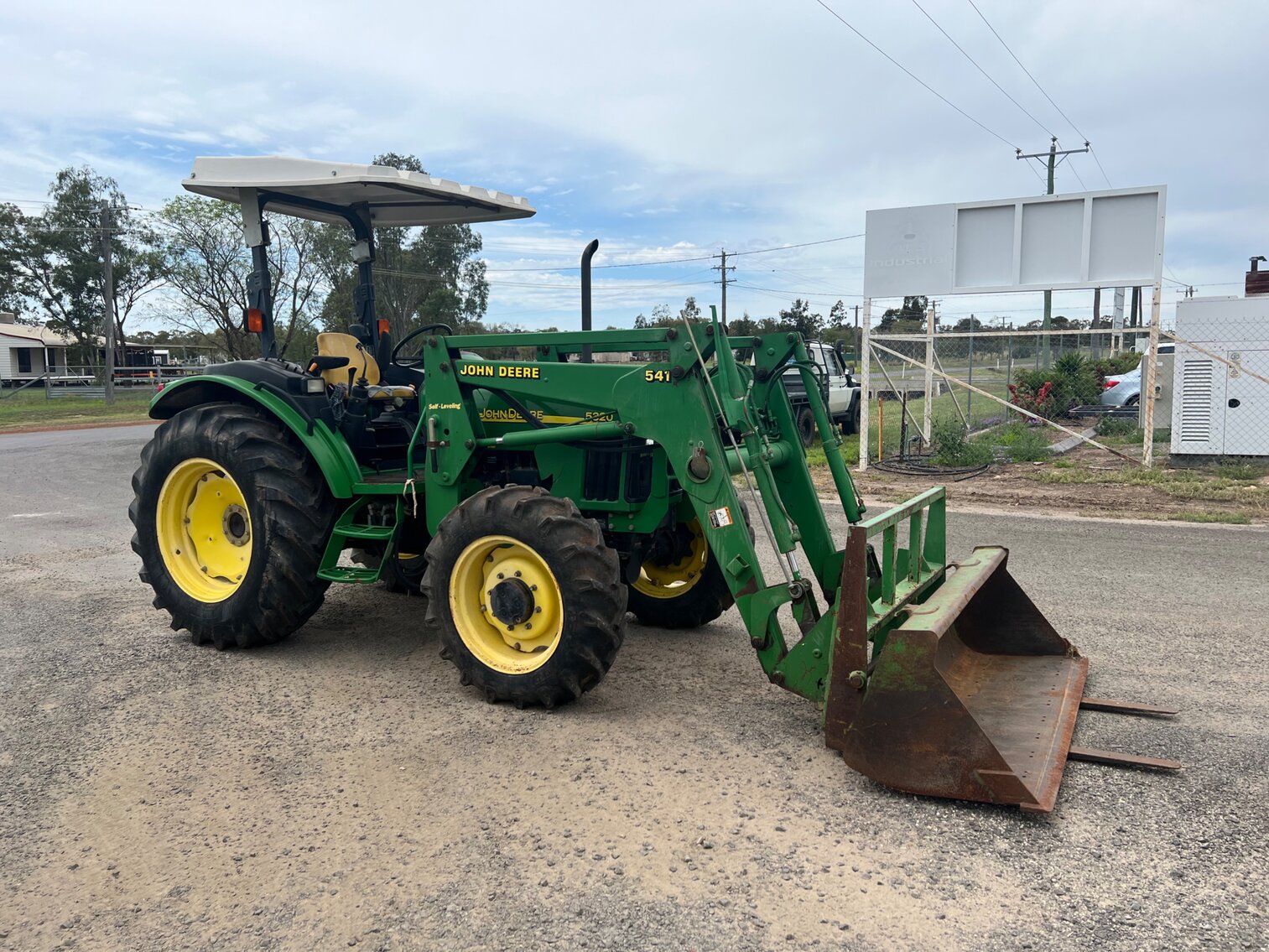 2003 JOHN DEERE 5320 4X4 TRACTOR WITH FEL | BUCKET AND TYNES 64HP