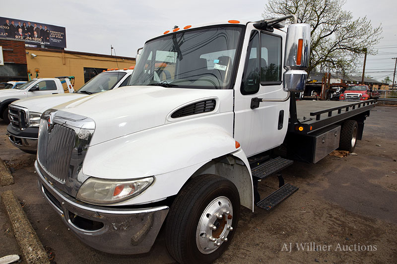 Tow Trucks & Car Hauling Tractor Trailers