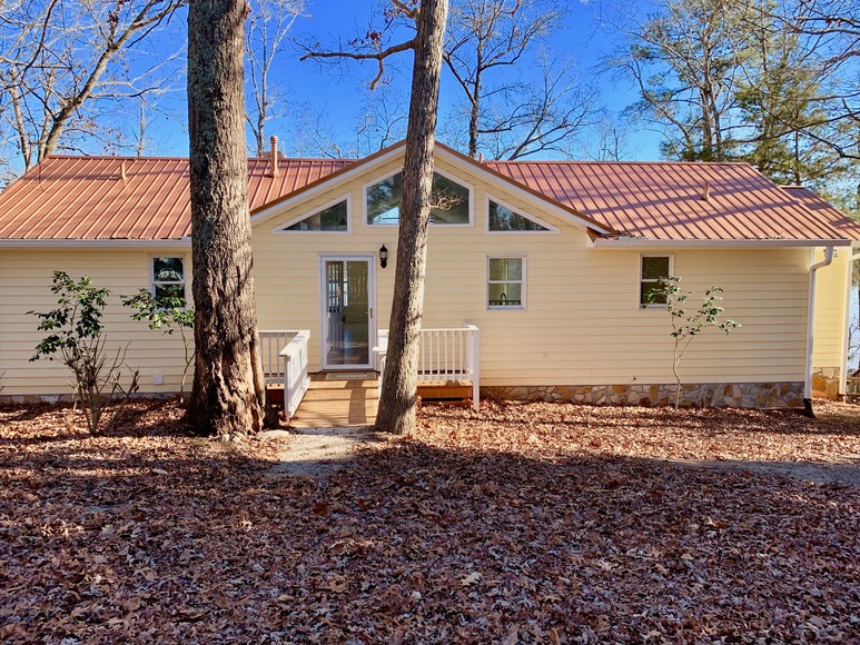 LAKE GASTONMoveIn Ready 2 BR/3 BA Waterfront Home w/Dock & Boat