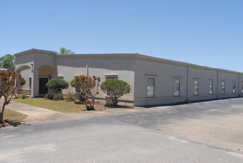 MULTI USE BUILDING! 5476 Fairchild Road, Crestview, FL