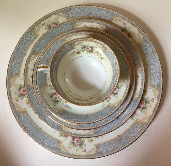 Image for Alderfer Online - Oreland, PA: 5-30-19 | Featuring Gone with the Wind Oil Lamp, Dough Box Table, Limoges & Noritake China, Sterling & More!