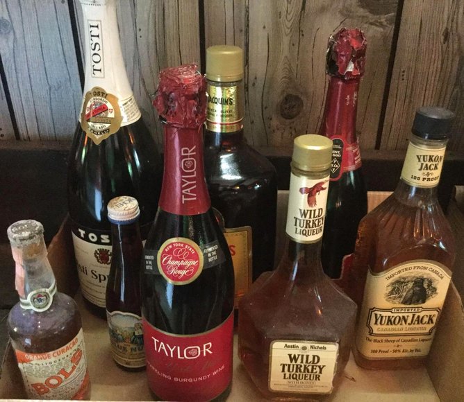 Image for Alderfer Online – Schwenksville, PA Part 1: 7-28-19 | Vintage Beer Signs, Bar Decoratives, Figural Liquor Bottles, Household Items & More!