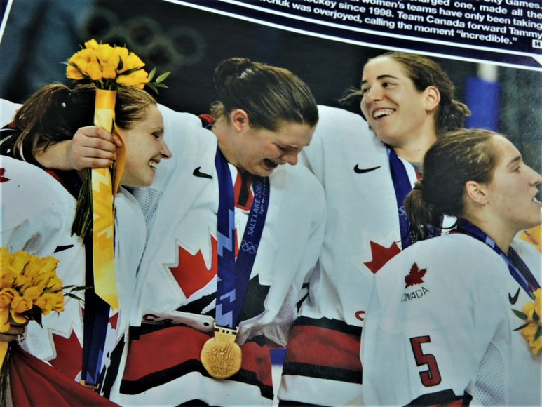 Image for HELLO CANADA WEEKLY - THE QUEEN CELEBRATES HER DECADES ON THE THRONE