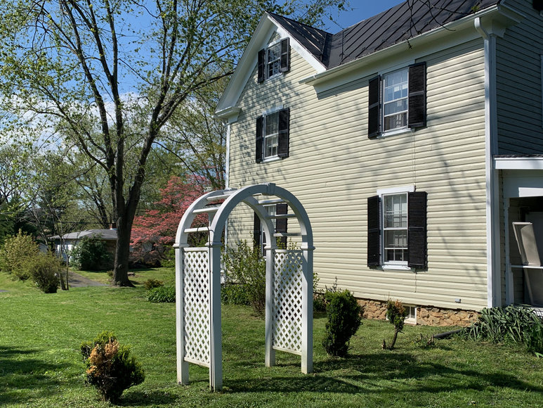 Image for Stately 3 BR/2.5 BA Home on 1.28 +/- Acre Lot in Hamilton, VA--SELLS to the HIGHEST BIDDER!!