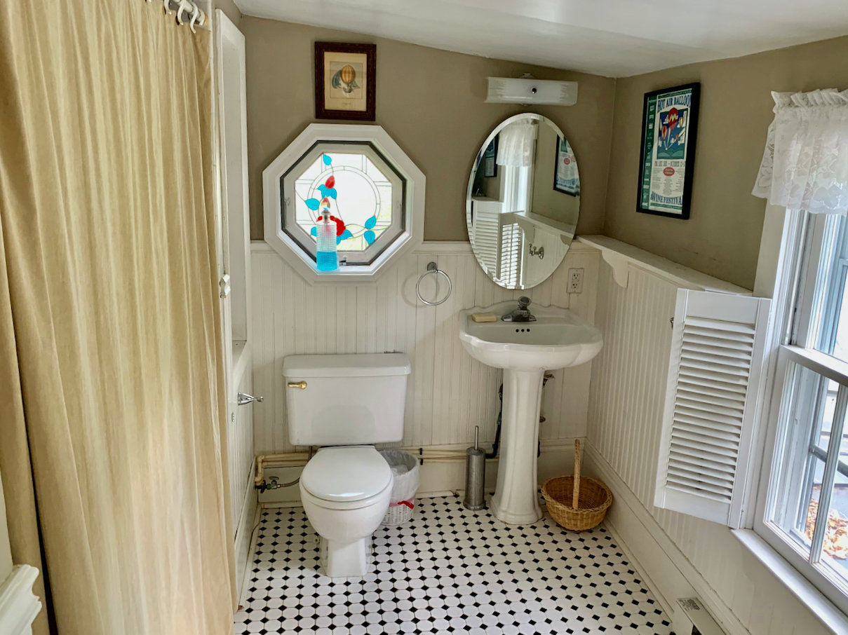 Image for Stately 3 BR/2.5 BA Home on 1.28 +/- Acre Lot in Hamilton, VA--SELLS to the HIGHEST BIDDER!!