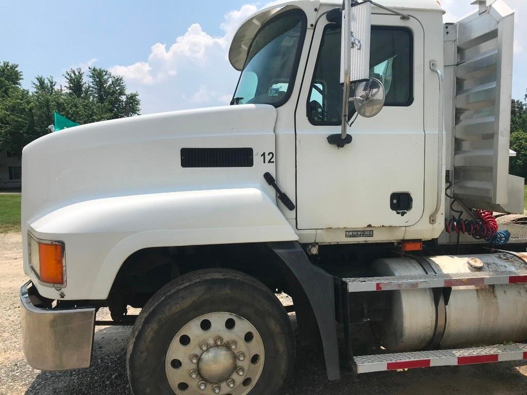 Image for Public Virtual Auto Auction Ring 2: Lot 65 of 94 - 2003 Mack CH613 Truck