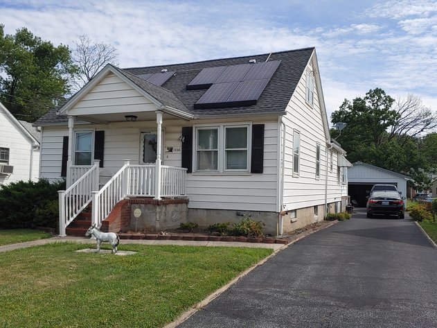 4 BEDROOM, 1½ BATH, 1½ STORY HOME W/ DETACHED GARAGE