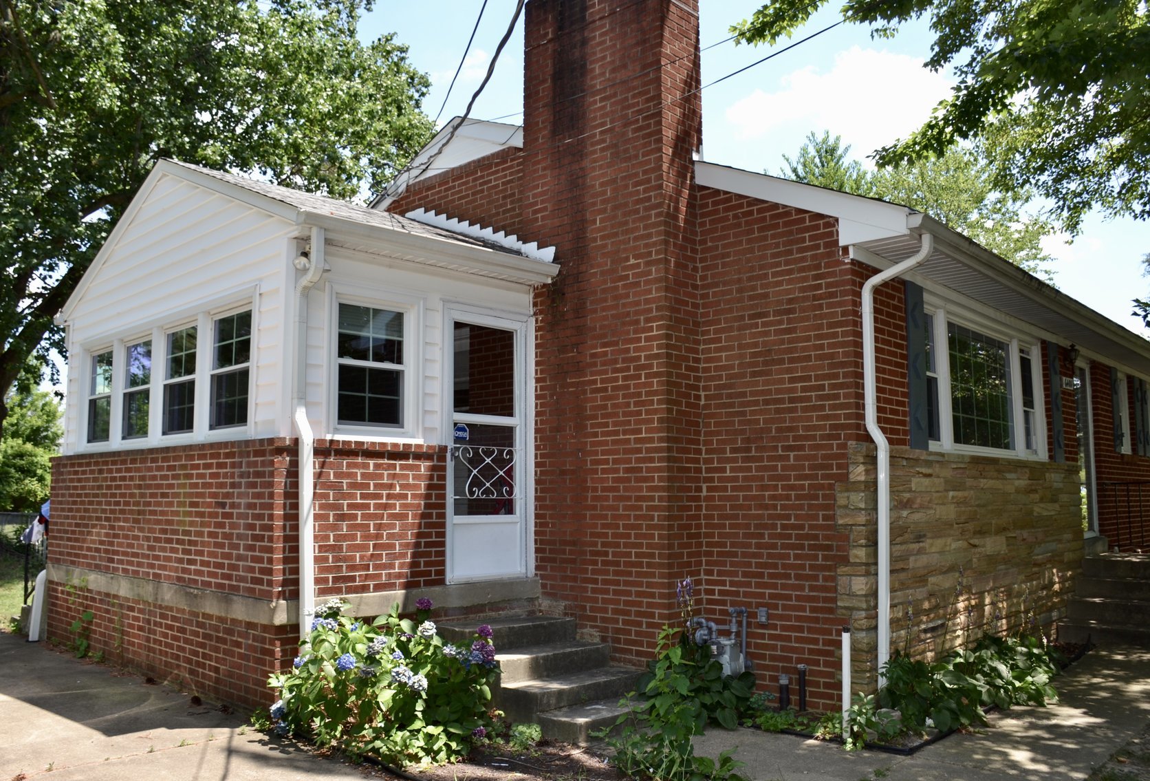 3 BR/3 BA Home w/Basement on Corner Lot in Fairfax County1.8 Miles to