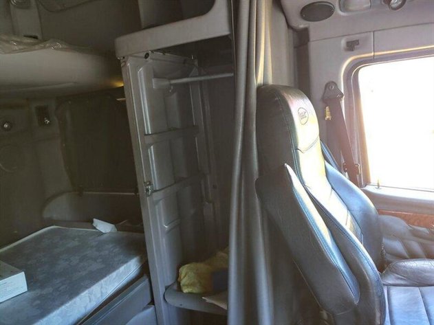 Image for Public Virtual Equipment Auction: Lot 412 - 2005 Peterbilt 387 Sleeper Truck