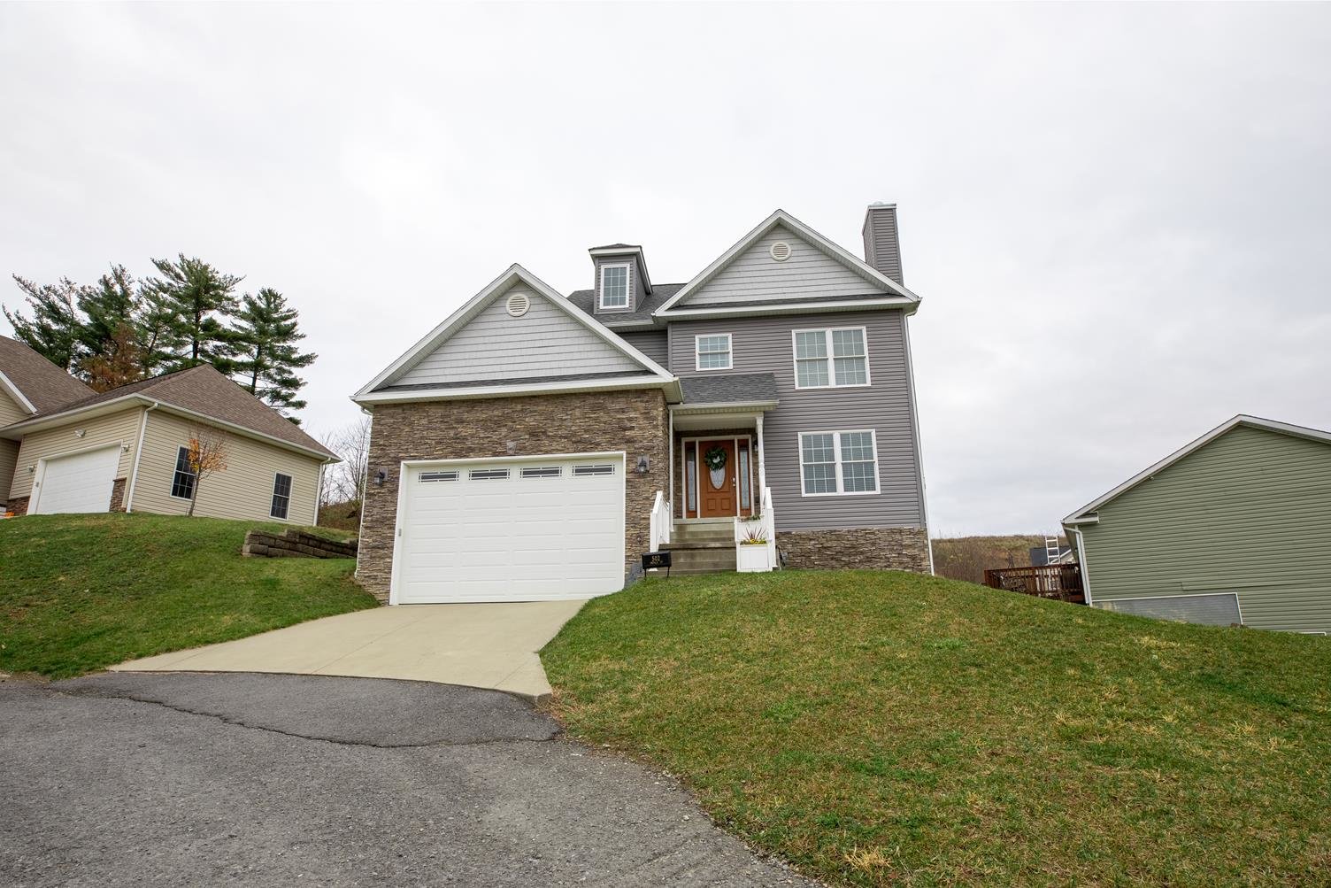 Beautiful 3 Bedroom with Full, Finished Basement