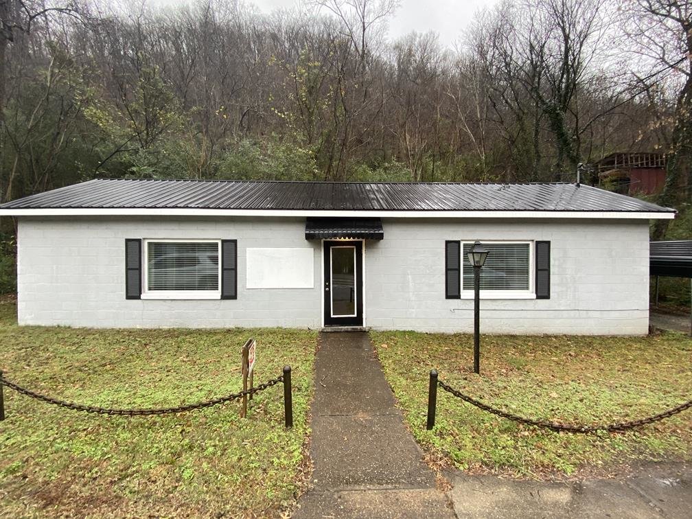 Commercial Building on 0.63+/ Acres