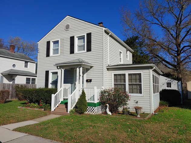 2 STORY VINYL SIDED HOUSE & 1 CAR GARAGE