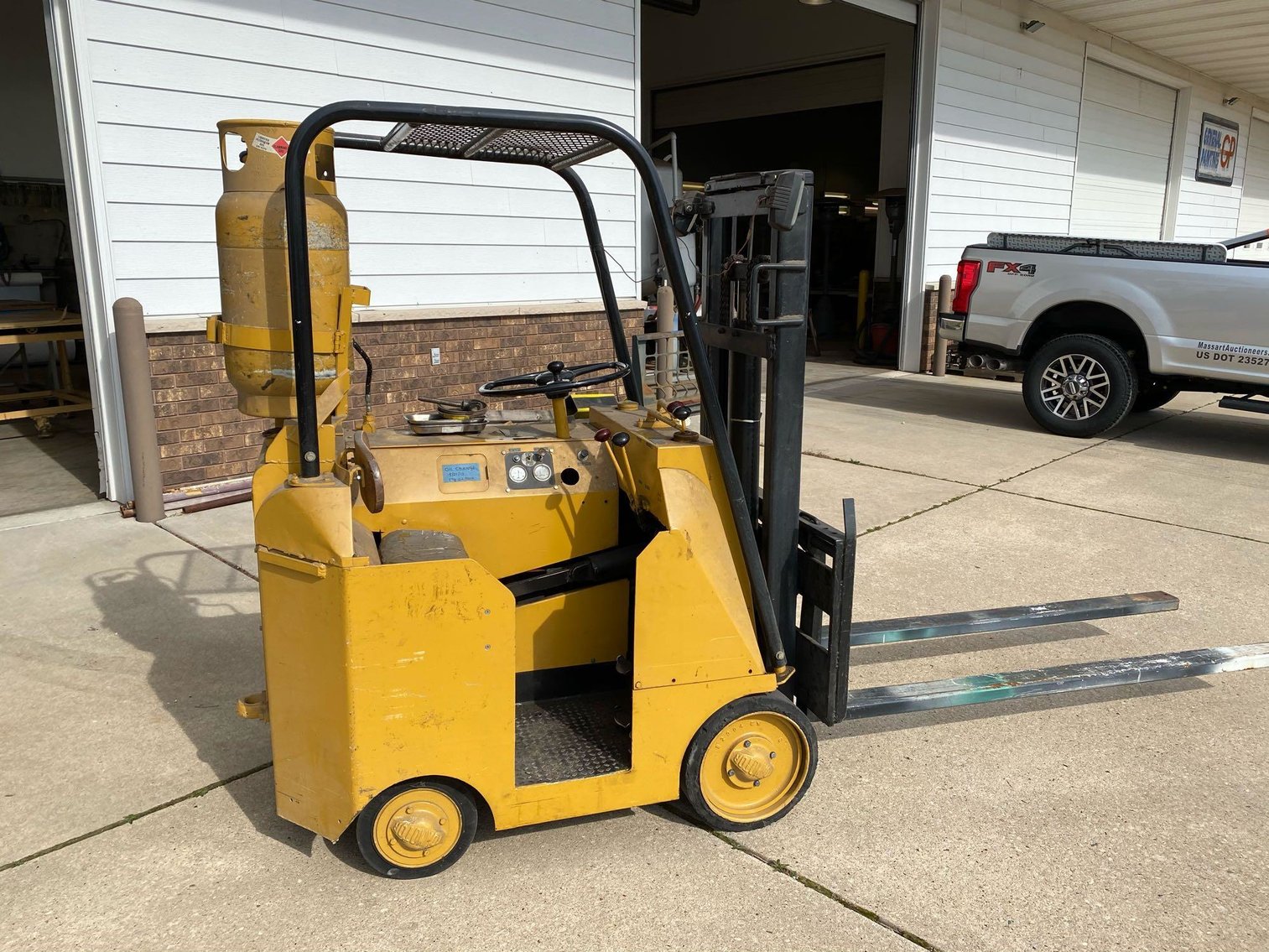 Image for Vehicles, tools, furniture, collectibles-Casco