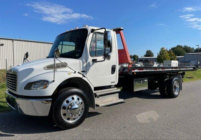 Image for For Sale: 2004 Freightliner M2 106 Medium-Duty Truck