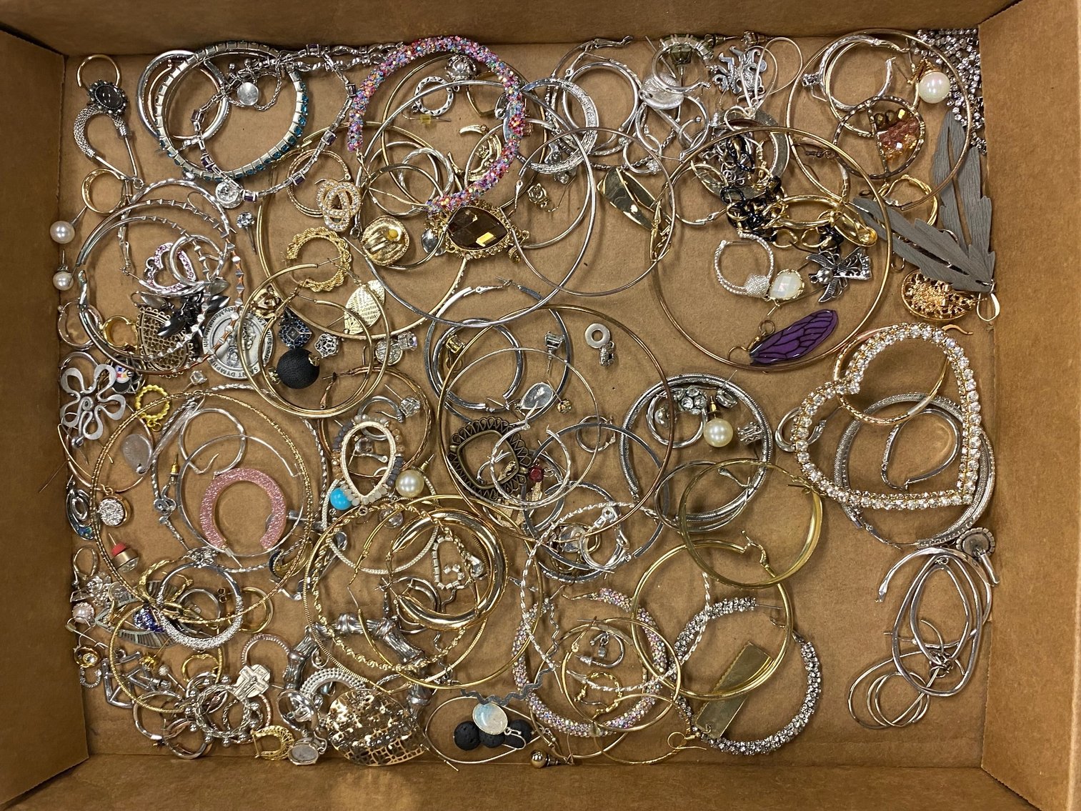 Image for Pittsburgh, PA – Pittsburgh Airport Auction: Lost & Found Items, Jewelry, Tech, Clothing, etc.