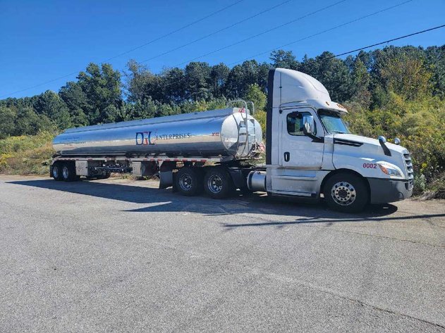 Image for 2018 Freightliner Cascadia and 2019 Heil Petro Trailer