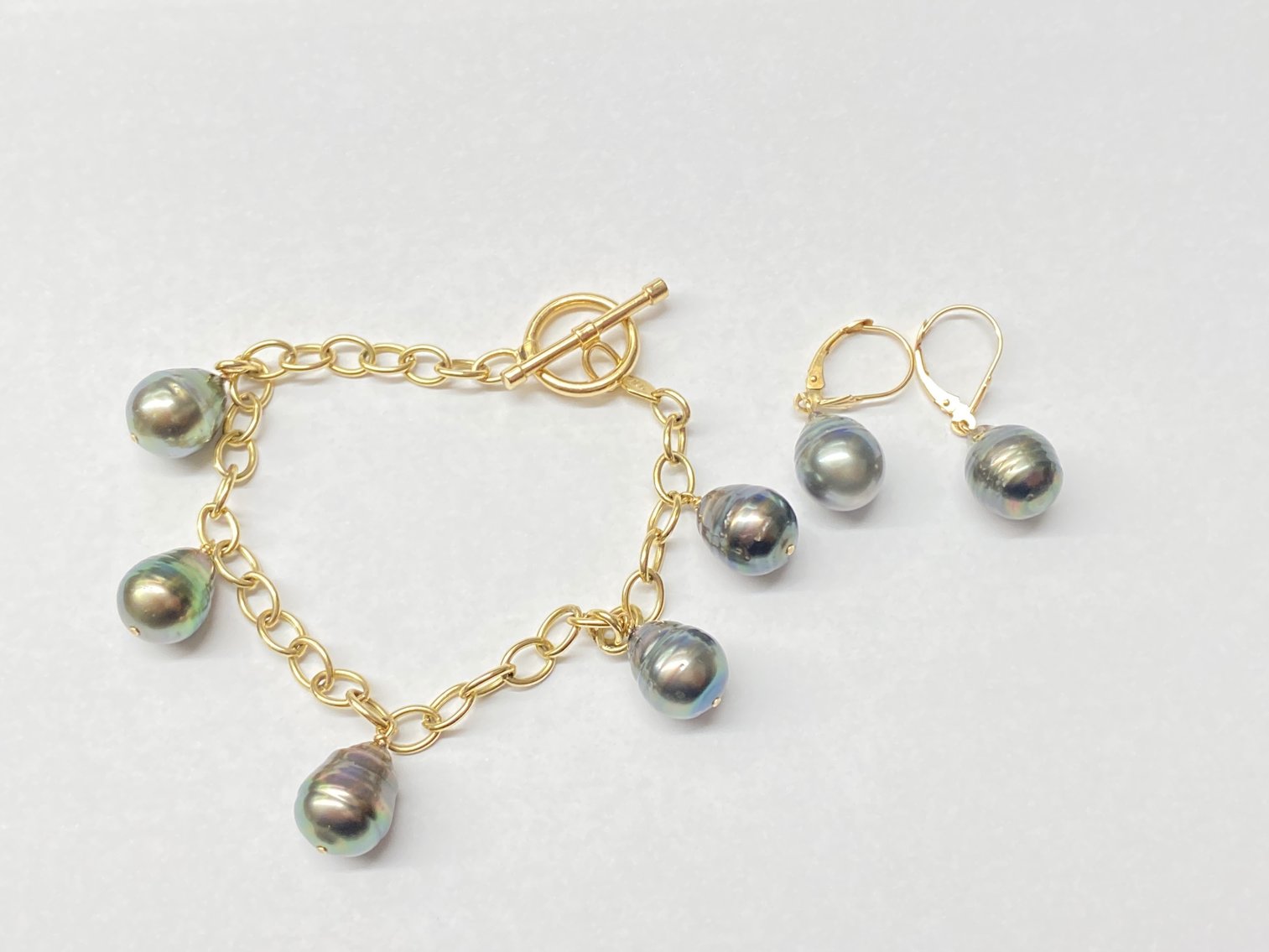 Image for Jewelry, Antique and Modern Furniture, Carpets & Rugs, Quality Housewares