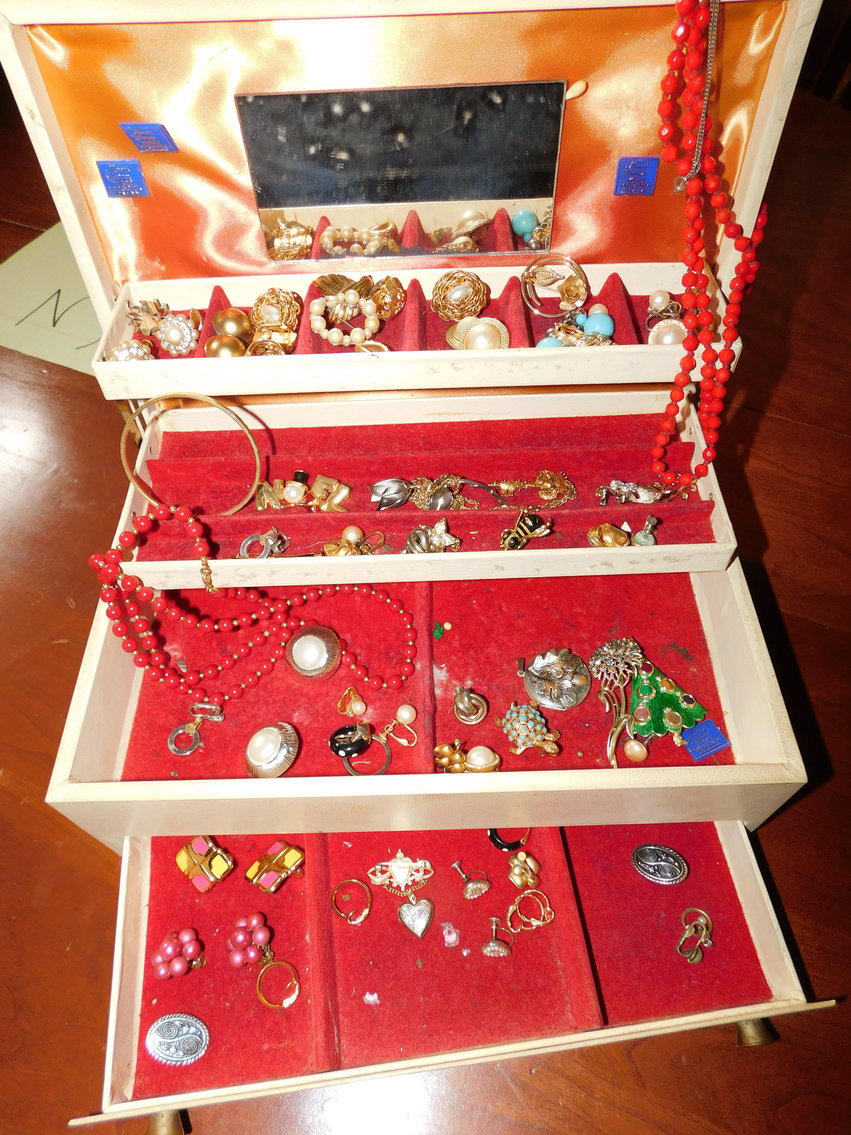 Image for Shinnston, WV - Anderson Estate: Steinway Piano, Home Furnishings, Appliances, & More!