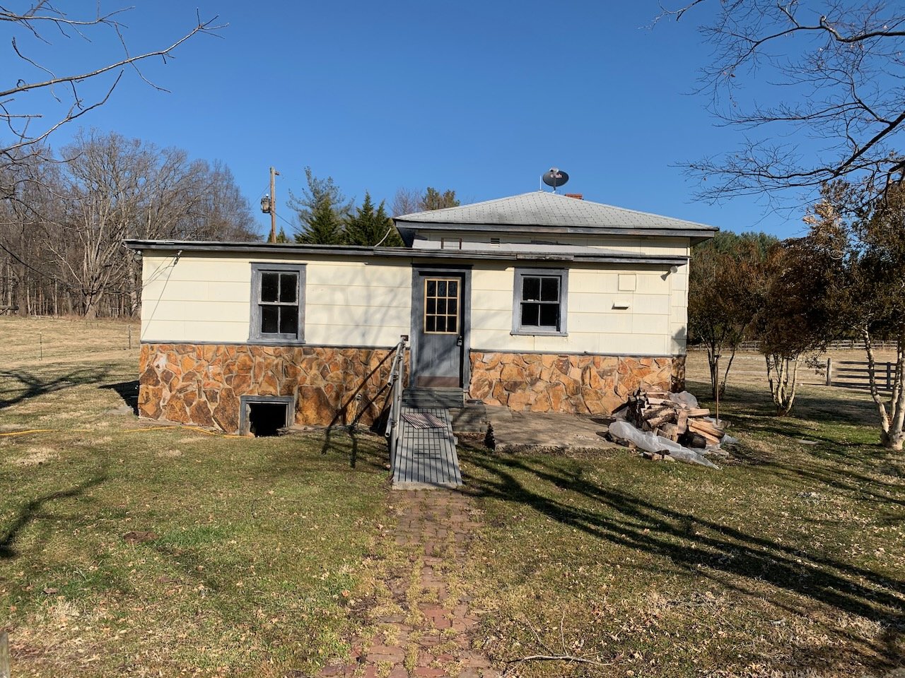 Image for Beautiful Country Living - 1,059 Sq. Ft-  2 Bedroom -1 Bath House - Barn and Work shop -  on 10.6 Acres - 14216 Woodland Church Rd