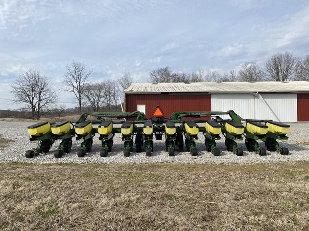 Image for John Deere 1700 Planter