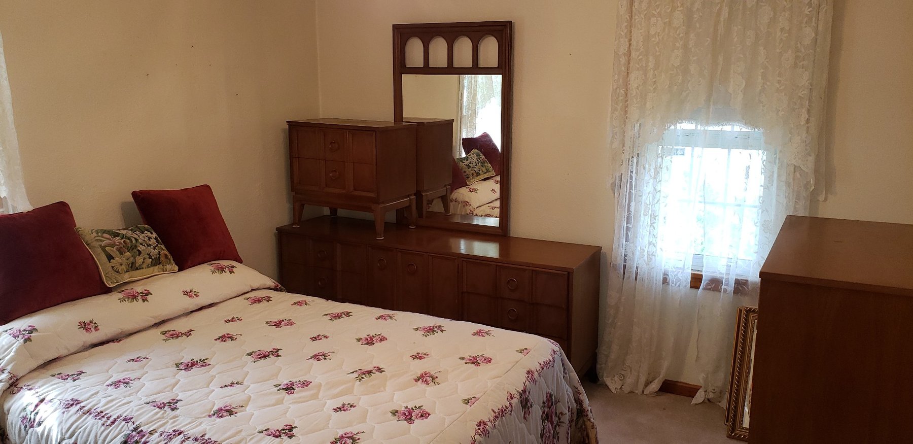 Image for Fairmont, WV – Online Estate Auction: $1000 Bill! Coins, furniture, gold & silver jewelry, décor, and more!