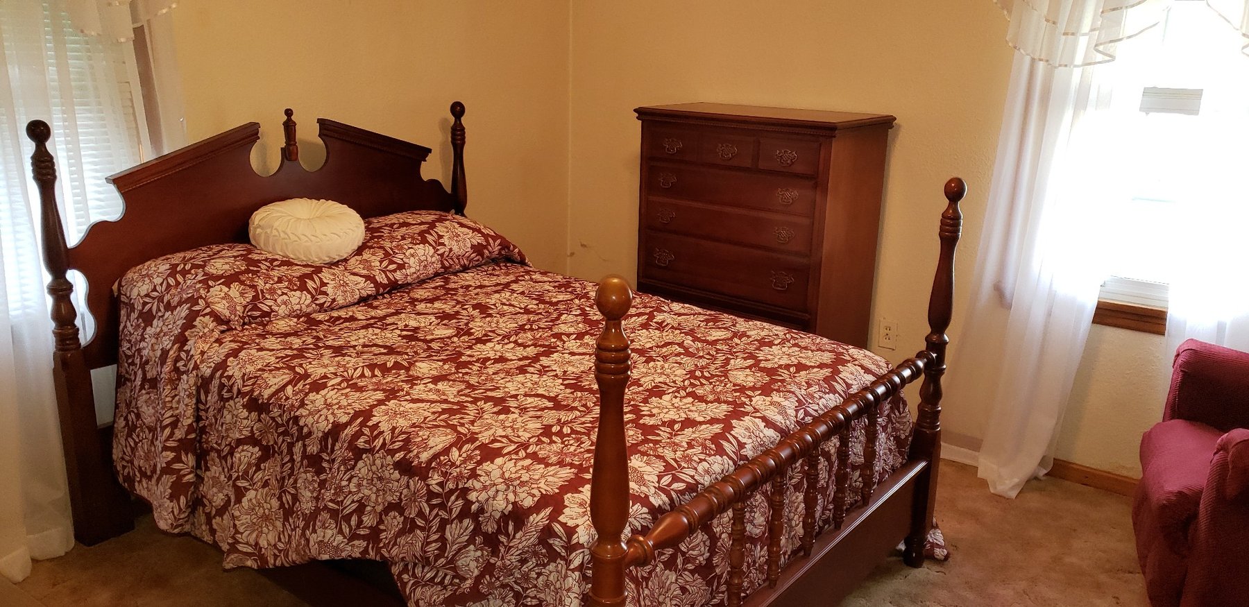 Image for Fairmont, WV – Online Estate Auction: $1000 Bill! Coins, furniture, gold & silver jewelry, décor, and more!