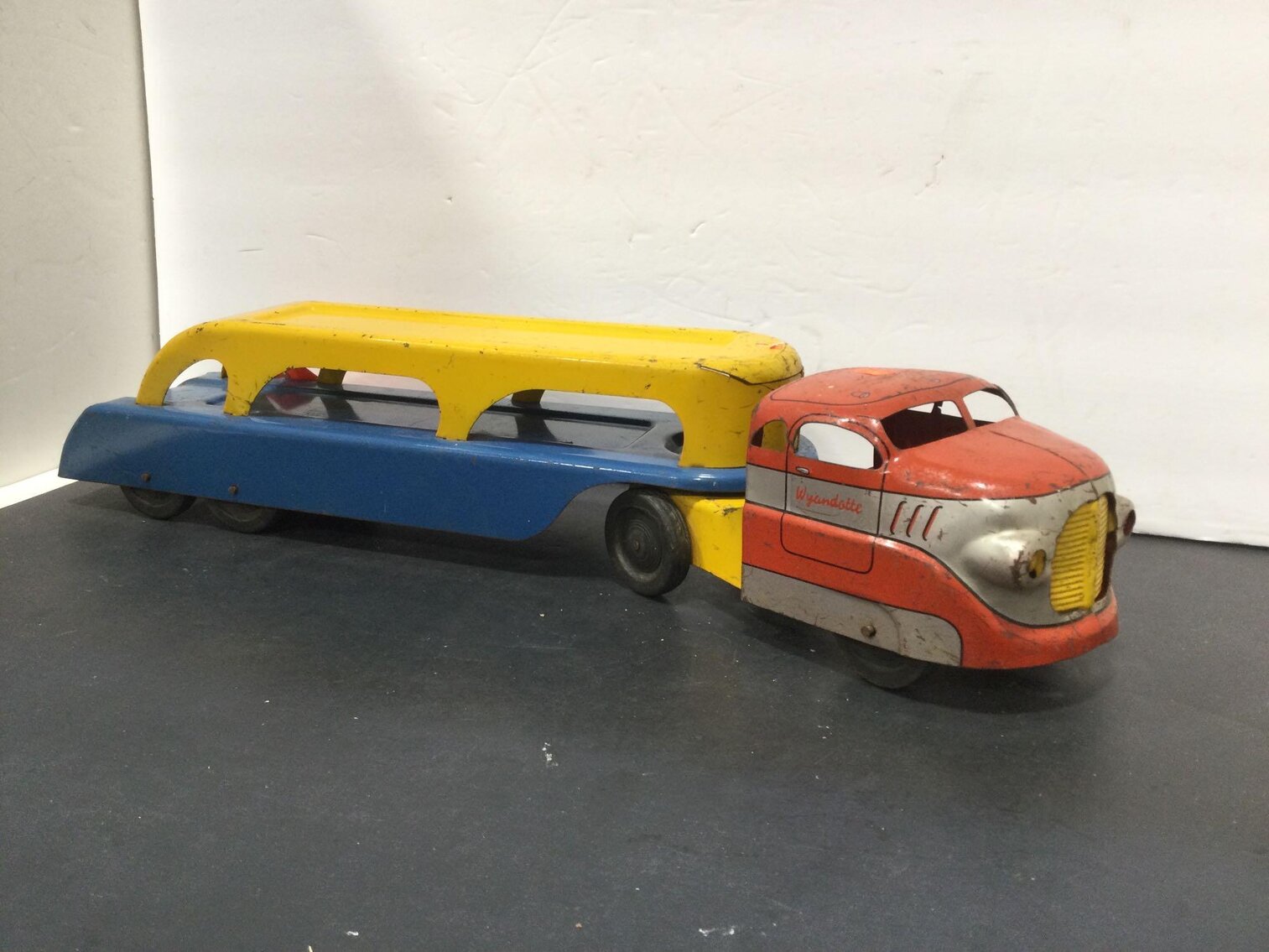 Image for Furniture, collectibles, household-New building south