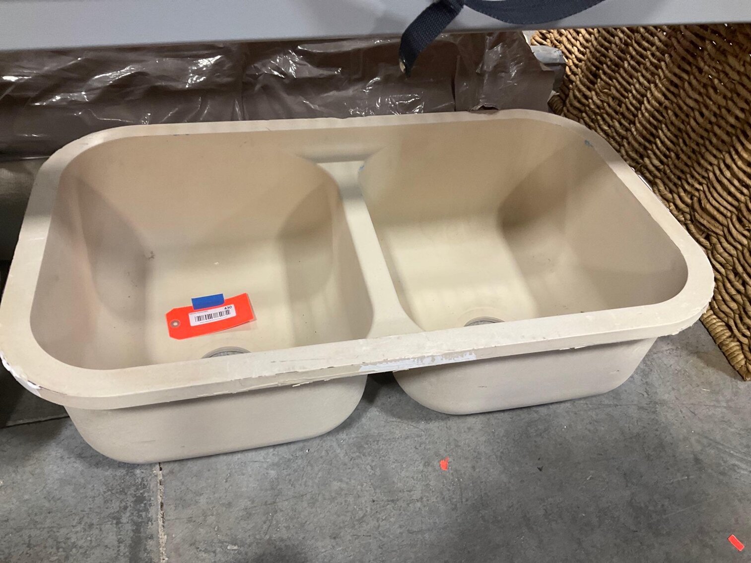 Image for Furniture, collectibles, household-New building south