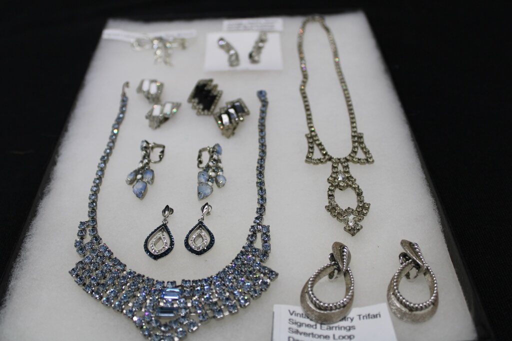 Image for Czech Glassware, Mccoy, Fenton, Hull Pottery, Van Briggle, Prints & More