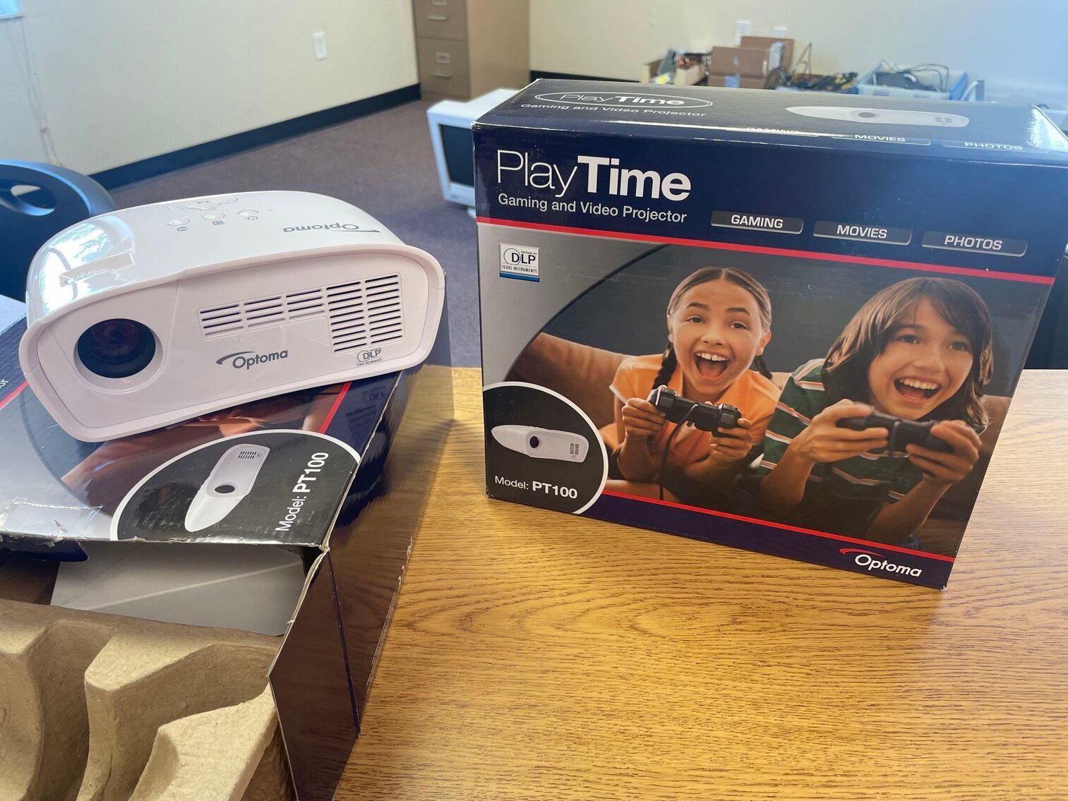 Image for 2006 Jeep Commander, Office / School Equipment and Furniture, Electronics, and Home Decor (Secor)