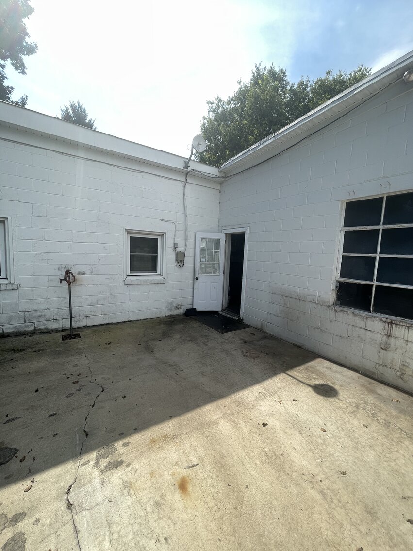 3 Bay Commercial Building in Downtown Luray, VA