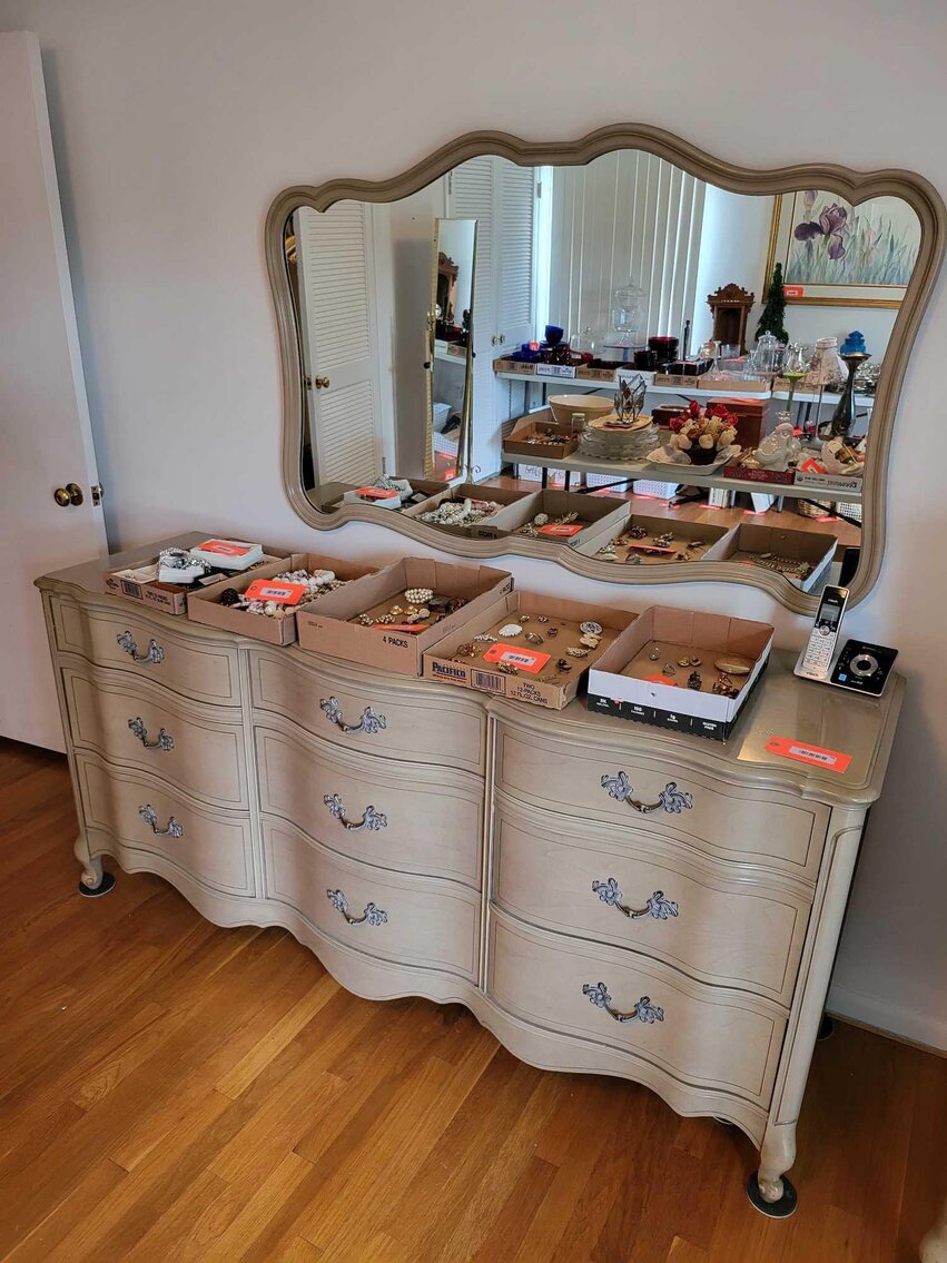 Image for Furniture, collectibles, household-Waubenoor