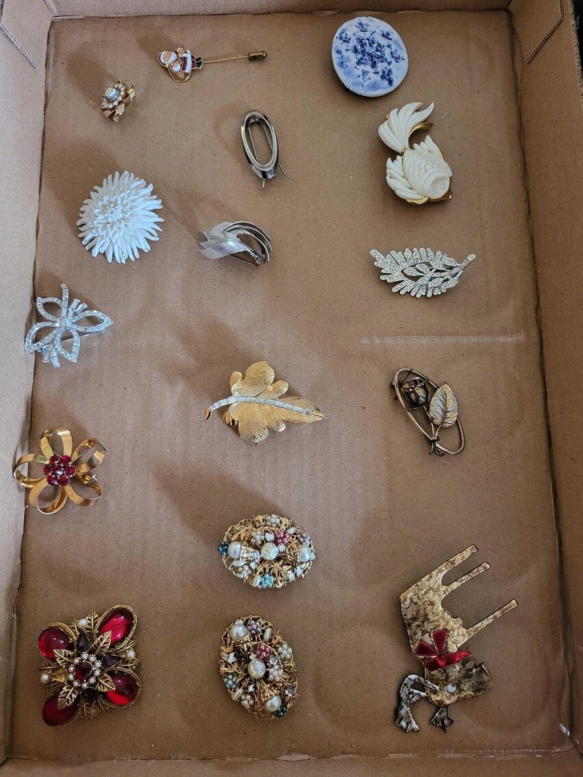 Image for Furniture, collectibles, household-Waubenoor